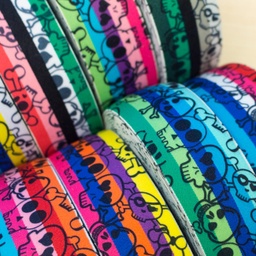 [363R] Elastiek Multi Streep Breed Doodshoofd